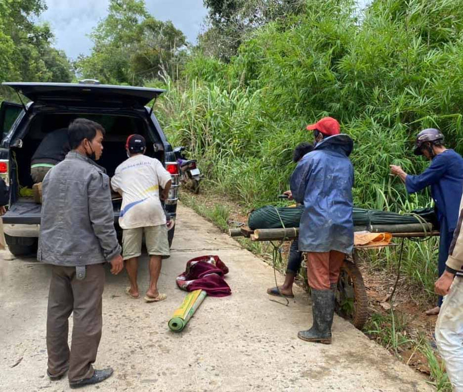 Người dân đưa thi thể anh Chop từ trong rừng về nhà Ảnh Hoài Thu