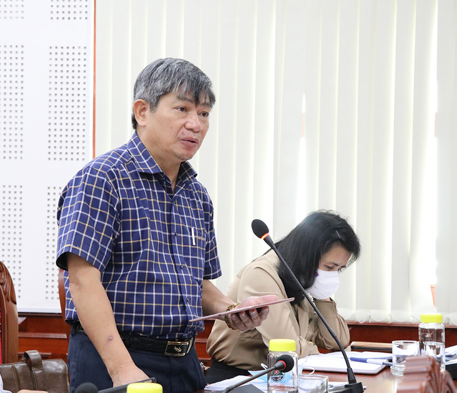 Giám đốc Sở Tài chính Nguyễn Anh Dũng tham gia ý kiến về việc thu-chi ngân sách. Ảnh: Phương Linh  Tỉnh ủy viên, Giám đốc Sở Tài chính Nguyễn Anh Dũng tham gia ý kiến ở nội dung thu và chi ngân sách. Ảnh: Phương Linh