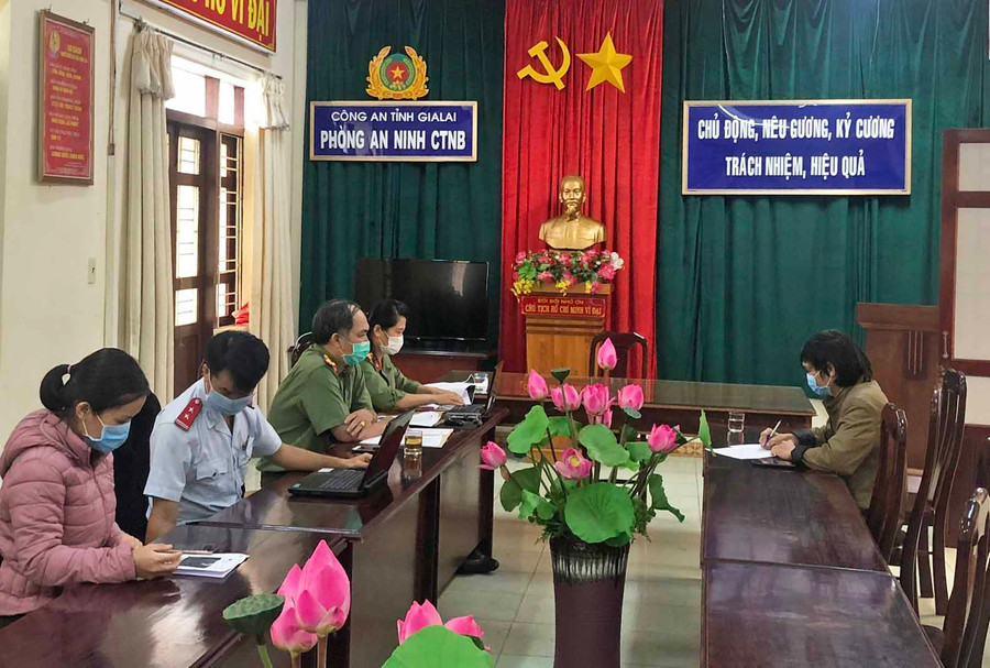 Lực lượng chức năng làm việc với anh L. (phải) Ảnh Nguyễn Thúy