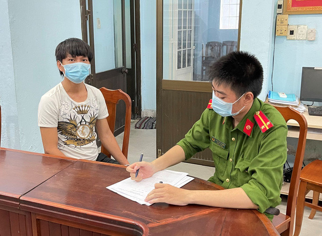 Công an làm việc với Nguyễn Ngọc Huy. Ảnh: CACC