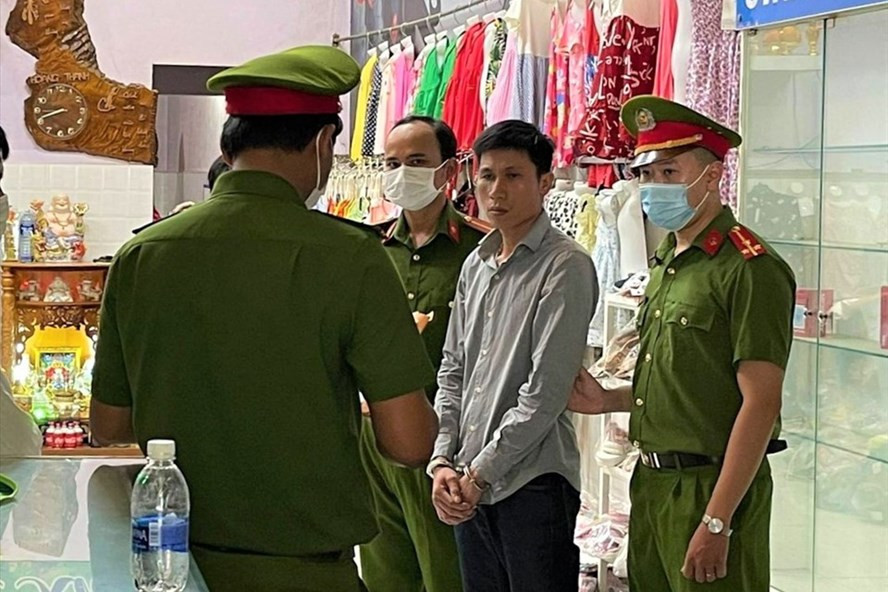 Công an đọc lệnh bắt giữ Hoàn Thế Duy Thanh. Ảnh: Công an