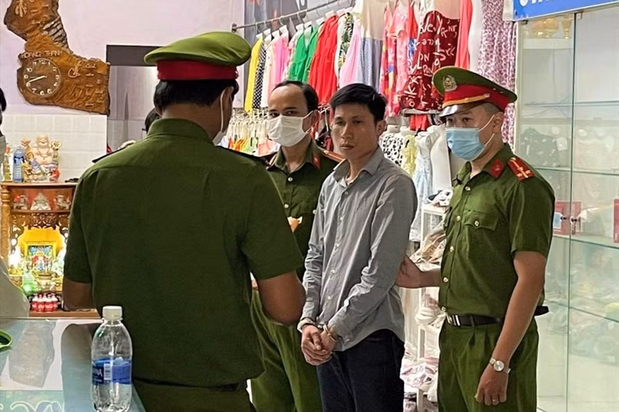 Công an đọc lệnh bắt giữ Hoàn Thế Duy Thanh. Ảnh: Công an Công an đọc lệnh bắt giữ Hoàn Thế Duy Thanh. Ảnh: Công an