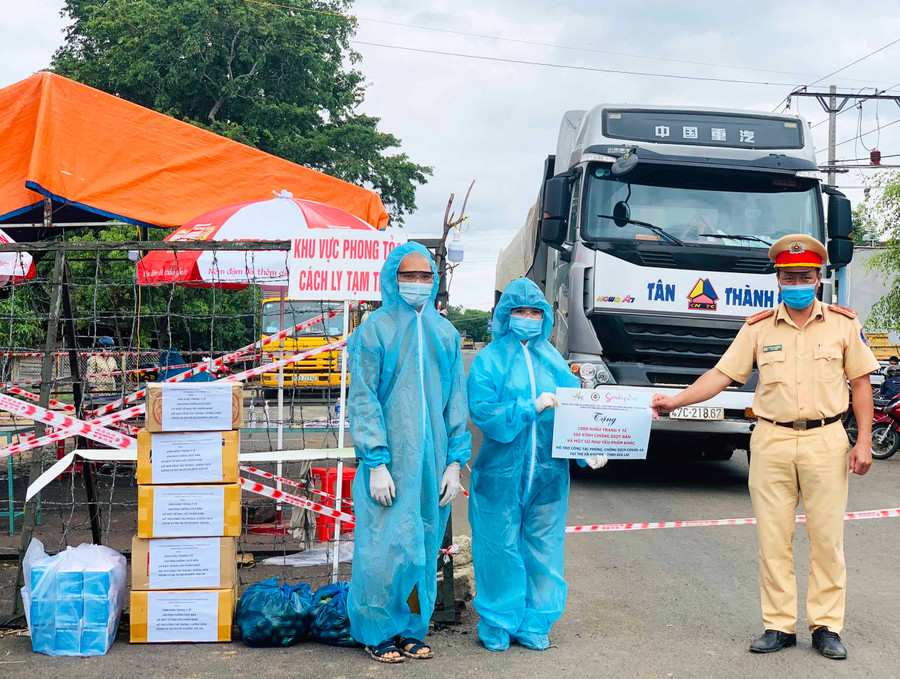 Câu lạc bộ Thiện nguyện Lửa hồng Tây Nguyên, Thẩm mỹ viện Seoul Spa chi nhánh Gia Lai trao tặng vật dụng y tế, nhu yếu phẩm cho đại diện Công an Thị xã Ayun Pa. Ảnh P.L