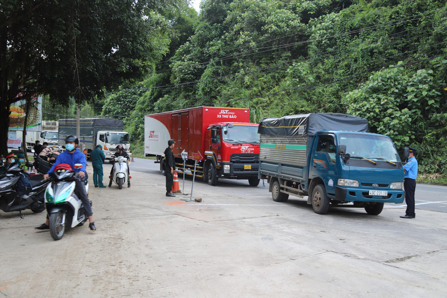Quốc lộ 20 mỗi ngày có từ 2.500 đến 2.700 lượt xe tải qua lại. Ảnh: TRÙNG DƯƠNG