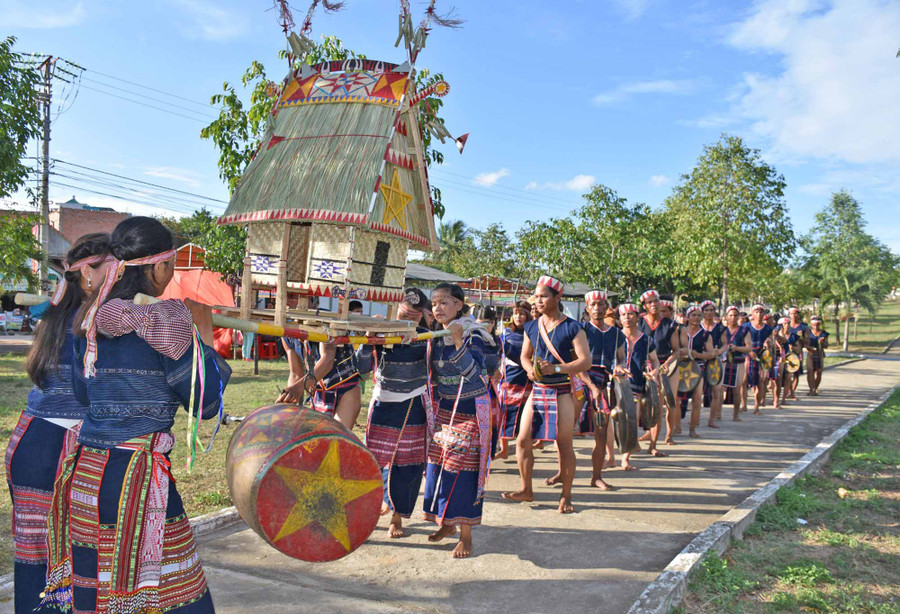 Đội nghệ nhân cồng chiêng huyện Kbang trong một tiết mục biểu diễn