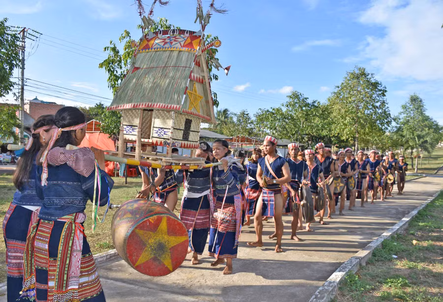 Đội nghệ nhân cồng chiêng huyện Kbang trong một tiết mục biểu diễn