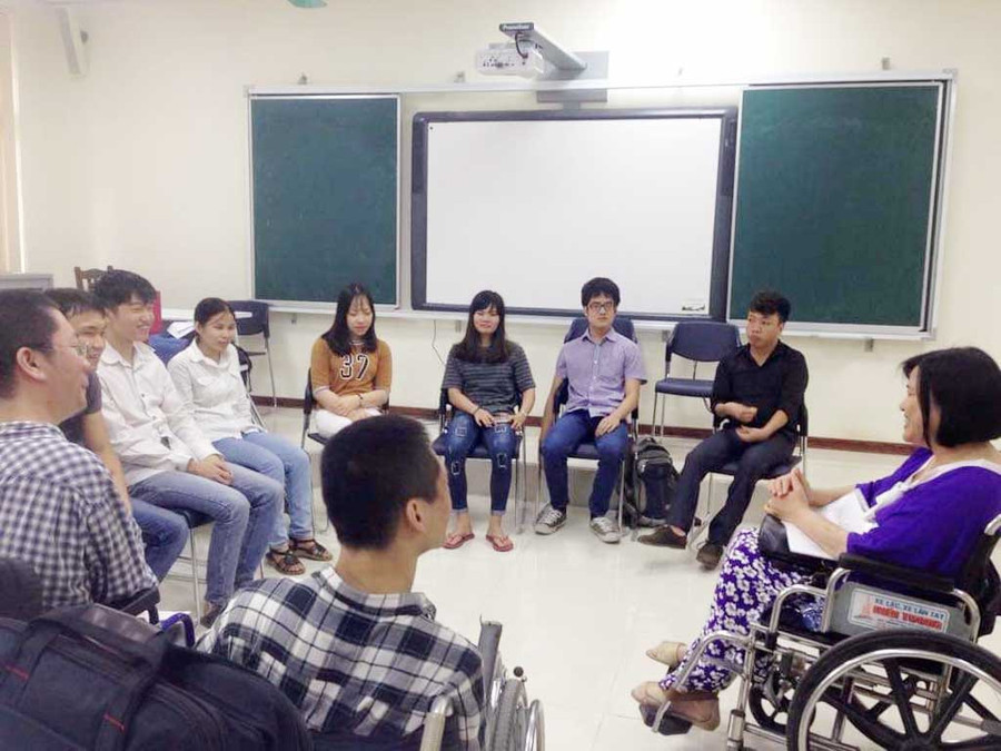 Chị Lê Thị Hà (bìa phải) tham vấn cho các bạn trẻ khuyết tật Trường đại học KHXH-NV Hà Nội Chị Lê Thị Hà (bìa phải) tham vấn cho các bạn trẻ khuyết tật Trường đại học KHXH-NV Hà Nội