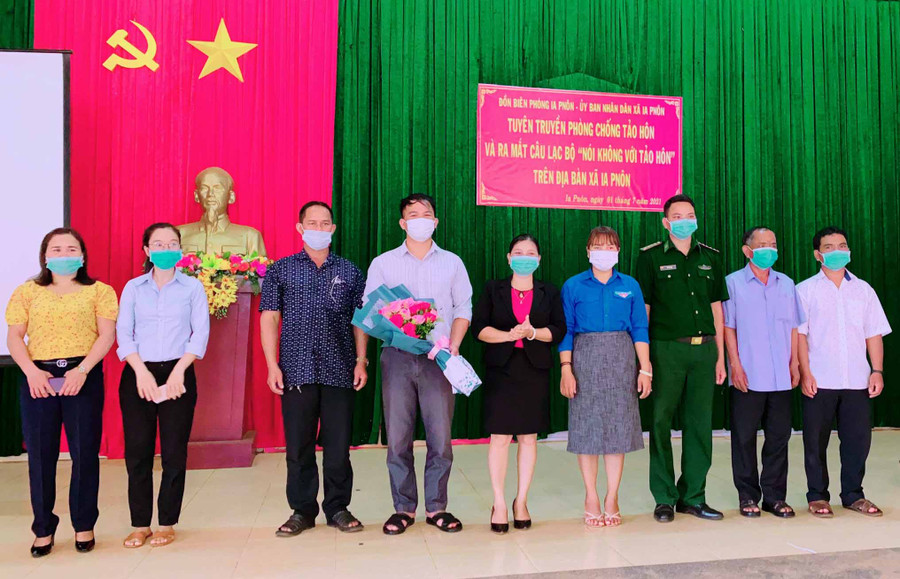 Các thành viên trong Câu lạc bộ tại buổi ra mắt. Ảnh: Vĩnh Hoàng Các thành viên trong câu lạc bộ ra mắt