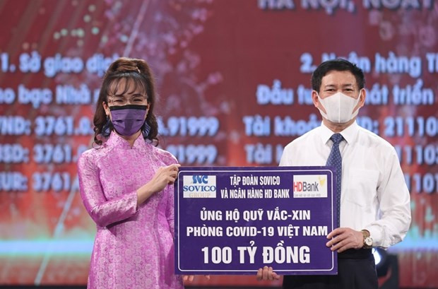  Bà Nguyễn Thị Phương Thảo - đại diện Tập đoàn Sovico và HDBank trao ủng hộ quỹ vaccine. (Ảnh: Vietnam+)