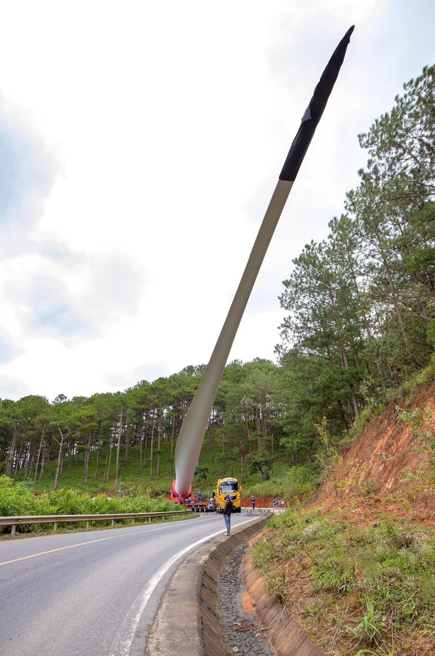 Trước đó, trong quá trình Công ty Đại Dương vận chuyển tuabin, đơn vị này đi qua tuyến đường QL 27C và vướng phải một camera an ninh do UBND TP.Đà Lạt quan lý. Đó là các camera tại Km 114 + 300 - ngay vòng xoay Thái Phiên, địa phận giáp ranh giữa TP.Đà Lạt và huyện Lạc Dương. Công ty Đại Dương vận chuyển 15 bộ tuabin gió tương đương với 15 chuyến xe, để về Nhà máy lắp đặt. Ảnh: Nguyễn Vân Trước đó, trong quá trình Công ty Đại Dương vận chuyển tuabin, đơn vị này đi qua tuyến đường QL 27C và vướng phải một camera an ninh do UBND TP.Đà Lạt quan lý. Đó là các camera tại Km 114 + 300 - ngay vòng xoay Thái Phiên, địa phận giáp ranh giữa TP.Đà Lạt và huyện Lạc Dương. Công ty Đại Dương vận chuyển 15 bộ tuabin gió tương đương với 15 chuyến xe, để về Nhà máy lắp đặt. Ảnh: Nguyễn Vân