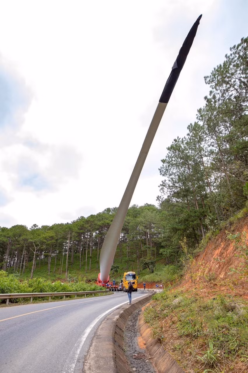 Trước đó, trong quá trình Công ty Đại Dương vận chuyển tuabin, đơn vị này đi qua tuyến đường QL 27C và vướng phải một camera an ninh do UBND TP.Đà Lạt quan lý. Đó là các camera tại Km 114 + 300 - ngay vòng xoay Thái Phiên, địa phận giáp ranh giữa TP.Đà Lạt và huyện Lạc Dương. Công ty Đại Dương vận chuyển 15 bộ tuabin gió tương đương với 15 chuyến xe, để về Nhà máy lắp đặt. Ảnh: Nguyễn Vân