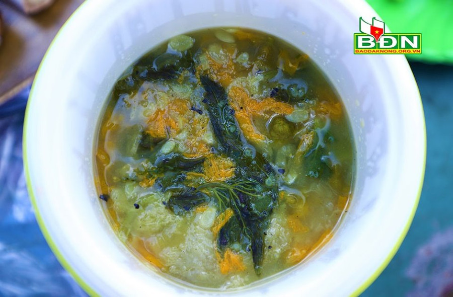 Món canh bồi truyền thống nấu từ bột gạo, lá Rnhao, đọt mướp, bông mướp... rất thơm ngon