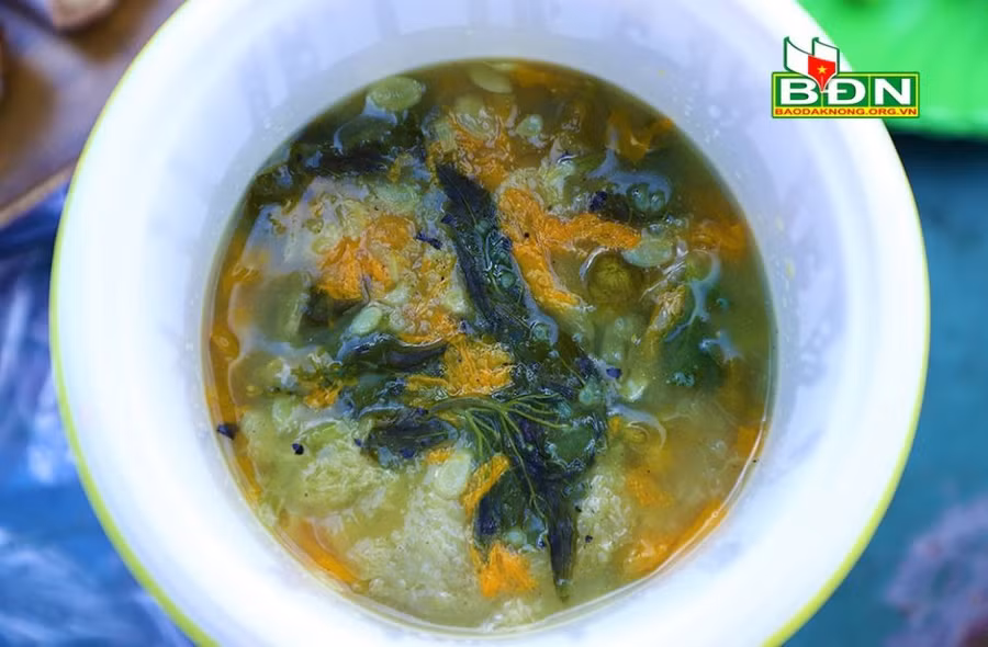 Món canh bồi truyền thống nấu từ bột gạo, lá Rnhao, đọt mướp, bông mướp... rất thơm ngon