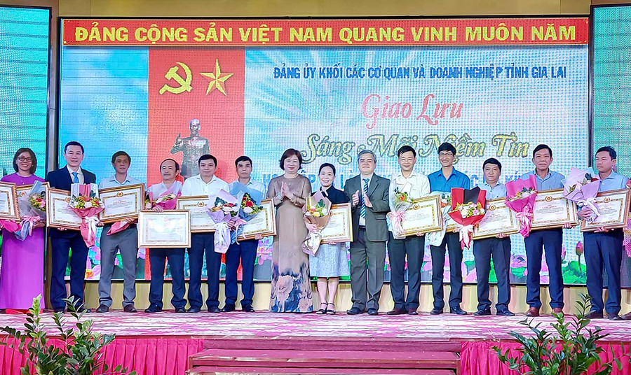 Đảng ủy Khối các Cơ quan và Doanh nghiệp tỉnh tặng giấy khen cho các tập thể có thành tích xuất sắc trong thực hiện Chỉ thị số 05-CT/TW của Bộ Chính trị giai đoạn 2016-2020. Ảnh: Lam Nguyên