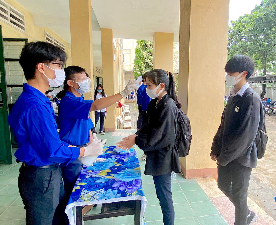 Điểm thi Trường THPT Lê Lợi (TP. Pleiku) kiểm tra thân nhiệt và khử khuẩn cho thí sinh trước khi vào khu vực thi. Ảnh: Mộc Trà Điểm thi Trường THPT Lê Lợi (TP. Pleiku) kiểm tra thân nhiệt và khử khuẩn cho thí sinh trước khi vào khu vực thi. Ảnh: Mộc Trà