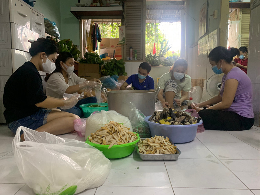 Nấu bún cá tặng người vô gia cư