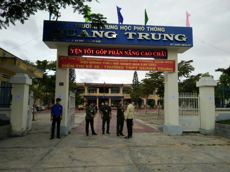 Tại điểm thi Trường THPT Quang Trung (thị xã An Khê), lực lượng công an tích cực thực hiện nhiệm trước điểm thi. Ảnh: Ngọc Minh