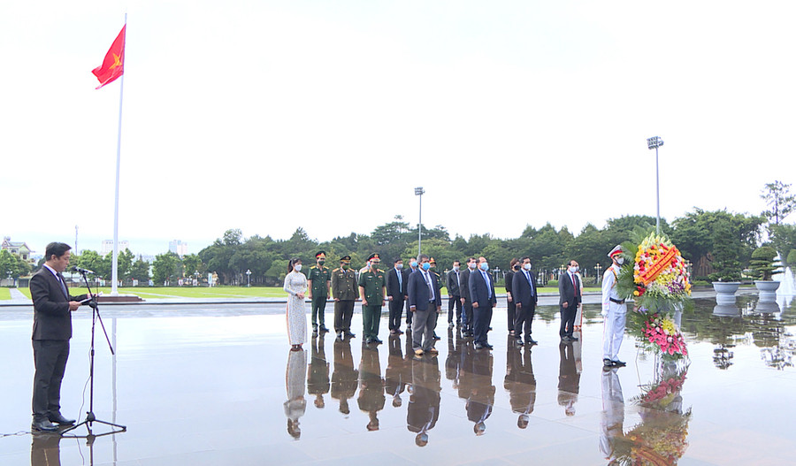 1 Quang cảnh các đồng chí lãnh đạo tỉnh dâng hoa trước Tượng đài Bác Hồ với các dân tộc Tây Nguyên. Ảnh: Phương Linh