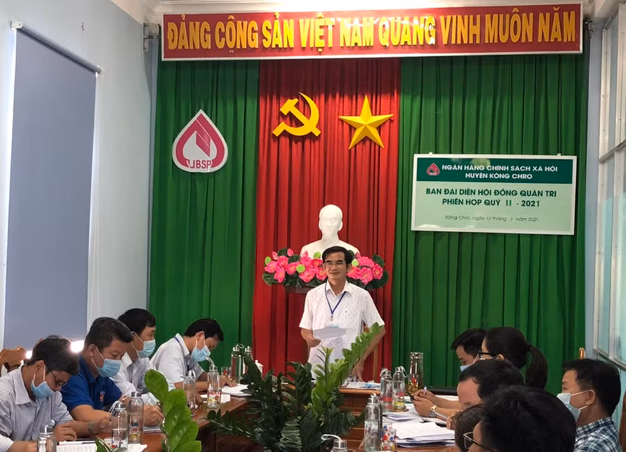  Ban đại diện HĐQT NHCSCH huyện Kông Chro sơ kết công tác tín dụng chính sách quý II-2021. Ảnh: Sơn Ca