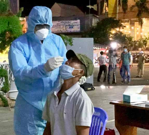 Trong ngày 9-7, Trung tâm Kiểm soát bệnh tật tỉnh Gia Lai tập trung lấy mẫu xét nghiệm tầm soát các đối tượng về tỉnh từ địa phương khác. Ảnh: Như Nguyện Trong ngày 9-7, Trung tâm Kiểm soát bệnh tật tỉnh Gia Lai tập trung lấy mẫu xét nghiệm tầm soát các đối tượng về tỉnh từ địa phương khác. Ảnh: Như Nguyện