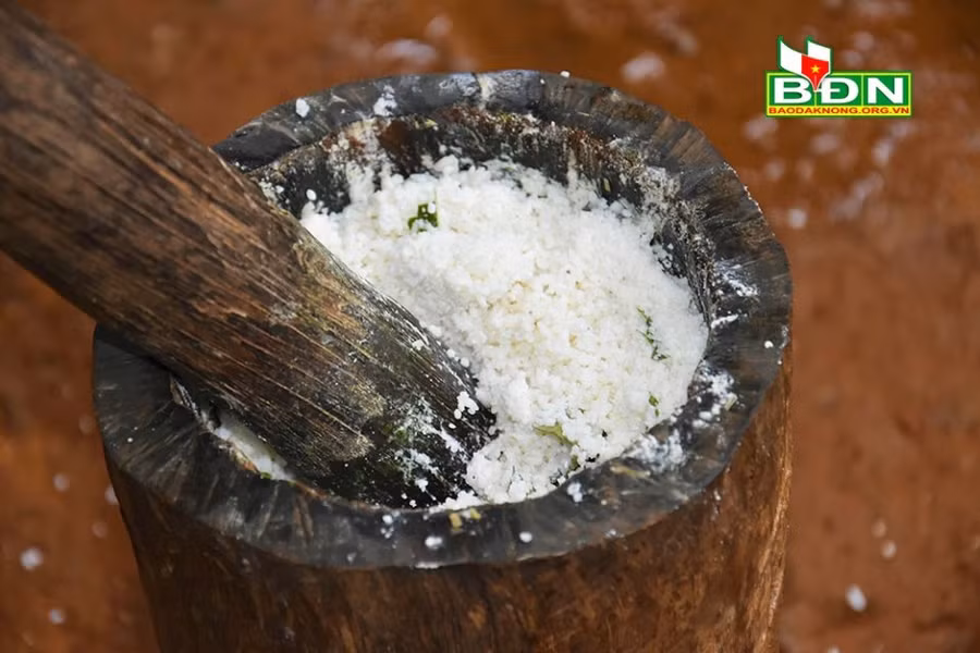 Giã gạo và lá Rnhao chung với nhau