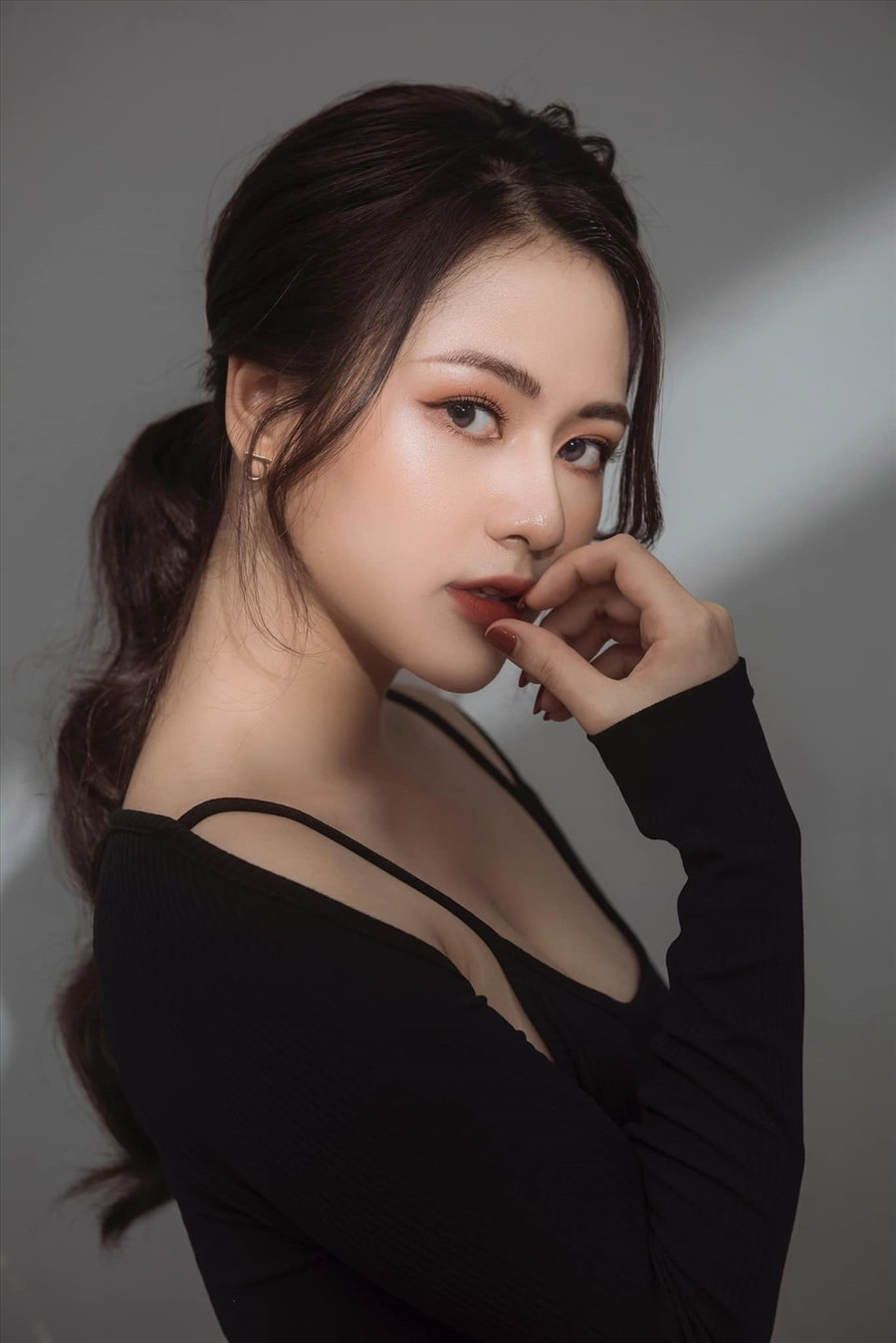 Lâu lâu cô phá cách với phong cách trang điểm quyến rũ. Ảnh: NV