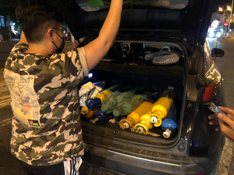 T. và 10 bình khí cười tang vật trong ô tô. Ảnh: Văn Tiến T. và 10 bình khí cười tang vật trong ô tô. Ảnh: Văn Tiến