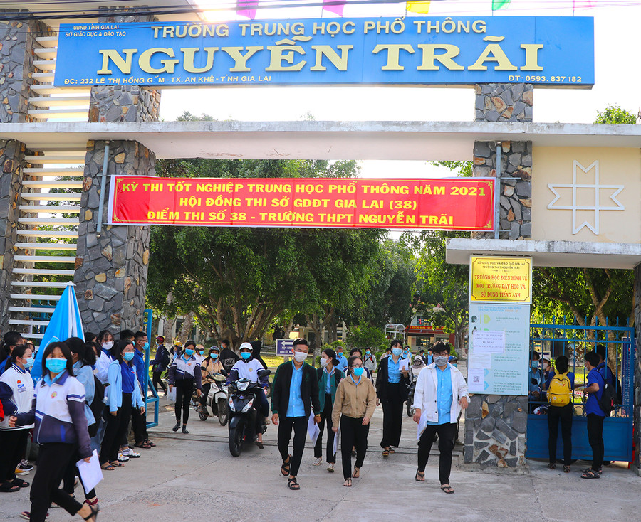 Thí sinh điểm thi Trường THPT Nguyễn Trãi (thị xã An Khê) kết thúc môn thi thứ 2 trong tâm thế thoải mái. Ảnh: Ngọc Minh