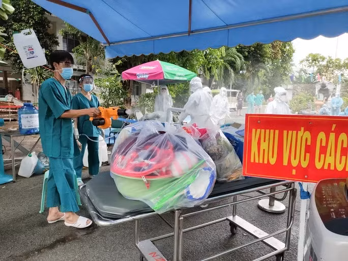 Khử khuẩn đồ đạc cho bệnh nhân được xuất viện ở Bệnh viện Điều trị Covid-19 Trưng Vương - Ảnh: Anh Thư