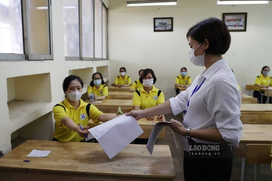 Thí sinh Hà Nội sẽ làm thủ tục dự thi tốt nghiệp THPT trực tiếp. Ảnh: Hà Phương Thí sinh Hà Nội sẽ làm thủ tục dự thi tốt nghiệp THPT trực tiếp. Ảnh: Hà Phương