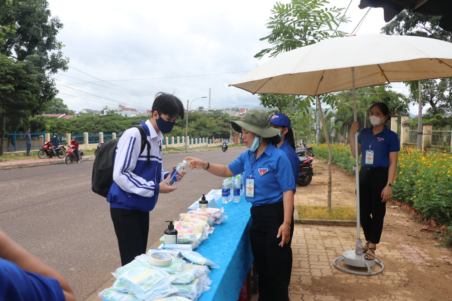Trên địa bàn huyện Kbang cũng xuất hiện những cơn mưa nhỏ nên ngoài hỗ trợ nước uống, các đoàn viên, thanh niên còn chuẩn bị áo mưa tiện lợi để hỗ trợ cho thí sinh. Ảnh: Ngọc Minh