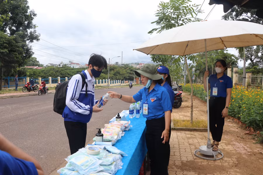 Trên địa bàn huyện Kbang cũng xuất hiện những cơn mưa nhỏ nên ngoài hỗ trợ nước uống, các đoàn viên, thanh niên còn chuẩn bị áo mưa tiện lợi để hỗ trợ cho thí sinh. Ảnh: Ngọc Minh