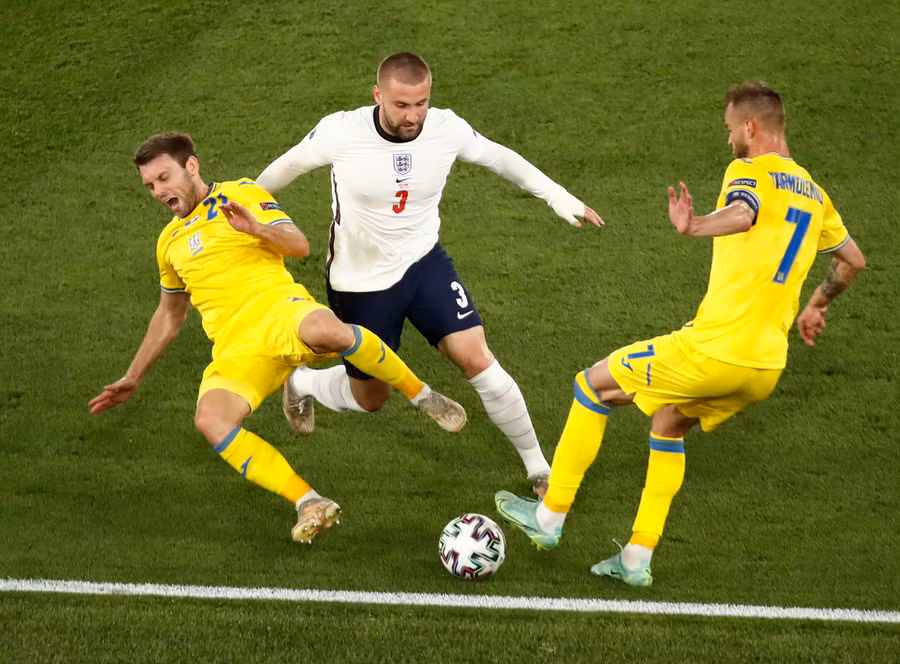 Luke Shaw chơi công thủ toàn diện trong màu áo tuyển Anh. Ảnh: REUTERS