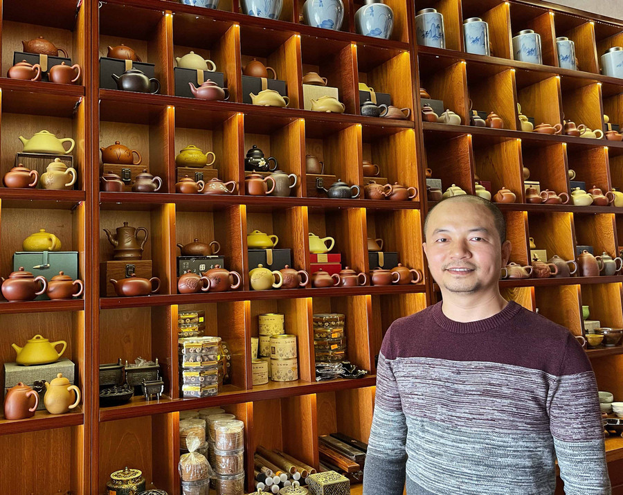 Mê sưu tập những chiếc ấm tử sa để thỏa mãn thú vui thưởng trà, anh Nguyễn Quốc Tuân bén duyên với công việc kinh doanh trà cụ. Ảnh: Hoàng Ngọc