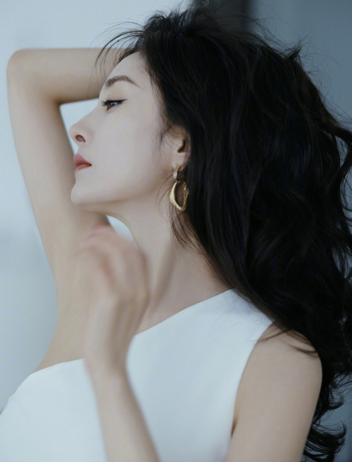 Dương Mịch không chỉ đắt show sự kiện, quảng cáo mà cô còn là một biểu tượng thời trang của làng giải trí Hoa ngữ. Mỹ nhân Cbiz luôn đi đầu trong các xu hướng thời trang và ghi điểm với các netizen khi luôn xuất hiện với vẻ đẹp không góc chết.