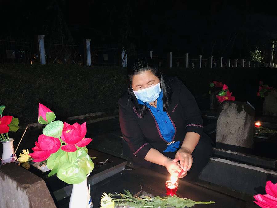 Chị Hà Thị Giang Thảo-Bí thư Tỉnh Đoàn, Chủ tịch Hội Liên hiệp Thanh niên Việt Nam tỉnh thắp nến tại các phần mộ liệt sĩ.