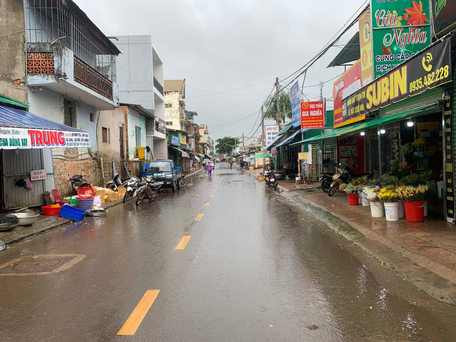 Gần giờ thực hiện lệnh phong tỏa, khu chợ vắng tanh. ẢNH: THANH QUÂN