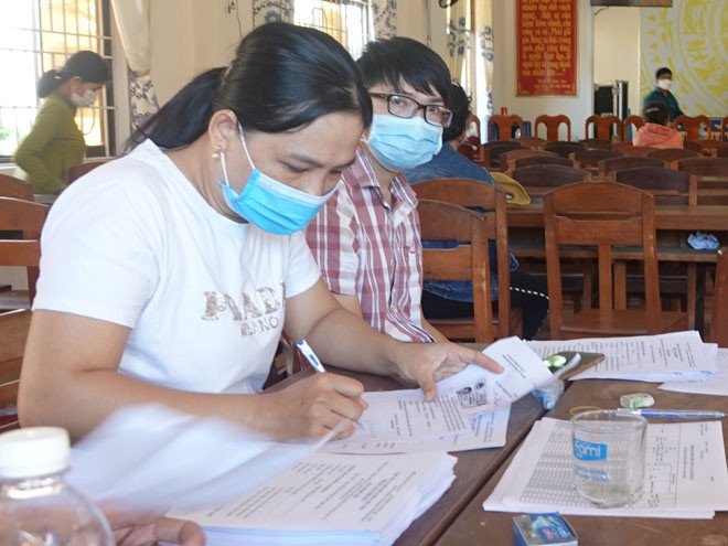 Điểm làm thủ tục cấp phát tiền hỗ trợ cho lao động tự do tại TX.Hoài Nhơn- ẢNH: HOÀNG TRỌNG