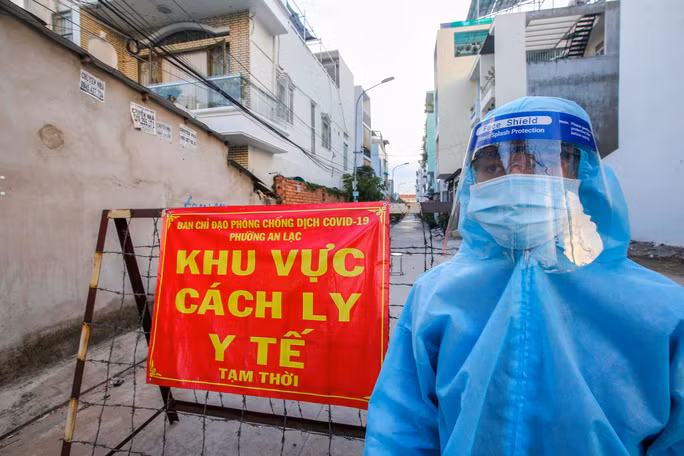 Lực lượng chức năng phong toả một khu vực trên đường An Dương Vương, phường An Lạc, quận Bình Tân, TP HCM - Ảnh: Hoàng Triều