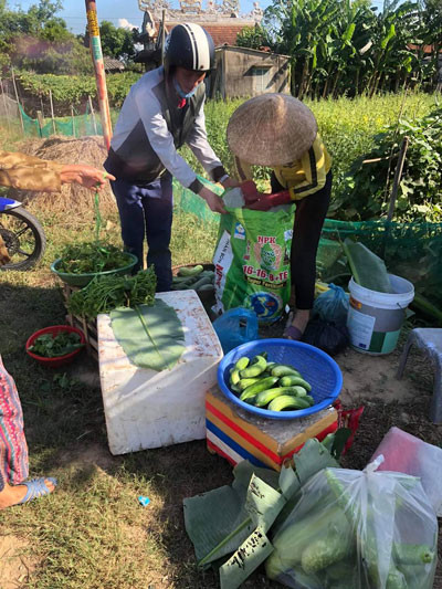 Người dân Huế chở nông sản tới điểm quyên góp để gửi vào hỗ trợ người dân trong vùng dịch tại các tỉnh, thành phía Nam. Ảnh: QUANG TÁM