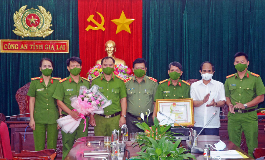 Chủ tịch UBND tỉnh Võ Ngọc Thành tặng bằng khen, thưởng nóng 30 triệu đồng cho Phòng Cảnh sát điều tra tội phạm về ma túy Công an tỉnh đã có thành tích xuất sắc trong đấu tranh, triệt phá chuyên án ma túy. Ảnh: Lê Ánh