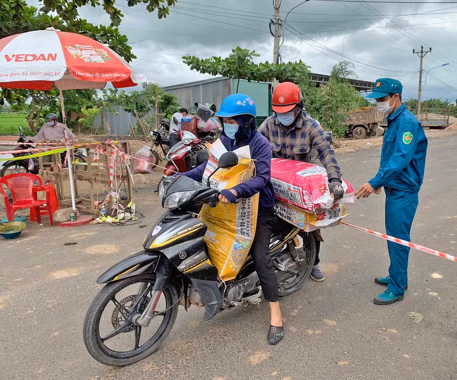 Hàng hóa được giao nhận tại chốt kiểm dịch trên quốc lộ 25-đoạn giáp ranh giữa thị xã Ayun Pa và huyện Phú Thiện. Ảnh: Vũ Chi