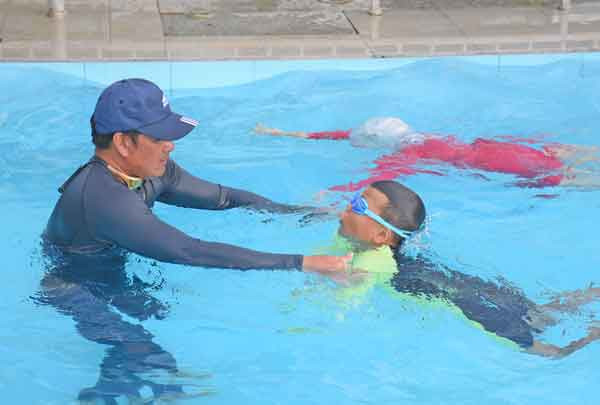 Hè này, nhiều em nhỏ được học kỹ năng bơi lội nhằm phòng tránh đuối nước.