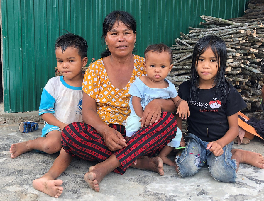  Chị Hléo và 3 đứa con nhỏ. Ảnh: Phương Dung