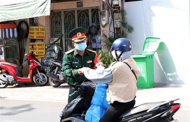 Cán bộ, chiến sỹ Bộ Tư lệnh Thành phố Hồ Chí Minh tham gia công tác kiểm soát thực hiện Chỉ thị 16 trên địa bàn Thành phố. (Ảnh: Xuân Khu/TTXVN) Cán bộ, chiến sỹ Bộ Tư lệnh Thành phố Hồ Chí Minh tham gia công tác kiểm soát thực hiện Chỉ thị 16 trên địa bàn Thành phố. (Ảnh: Xuân Khu/TTXVN)