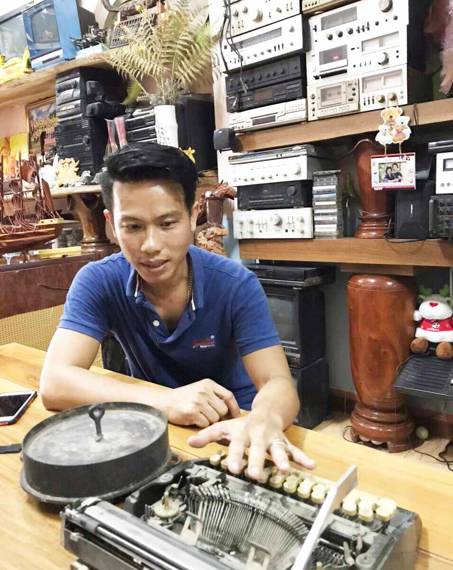 Anh Lê Văn Ký giới thiệu về máy đánh chữ có xuất xứ từ Hà Lan. Ảnh: KSOR H’YUÊN Anh Lê Văn Ký giới thiệu về máy đánh chữ có xuất xứ từ Hà Lan. Ảnh: KSOR H’YUÊN