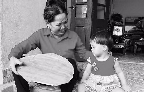  Hình ảnh chiếc quạt mo luôn gợi lên nhớ thương về tuổi thơ, về gia đình. Ảnh minh họa