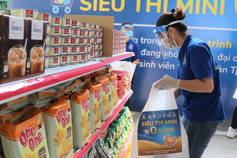 Trong nhiều mô hình hướng đến cộng đồng do Thành đoàn TP.HCM tổ chức, có mô hình “Siêu thị mini 0 đồng”. ẢNH: LÊ THANH