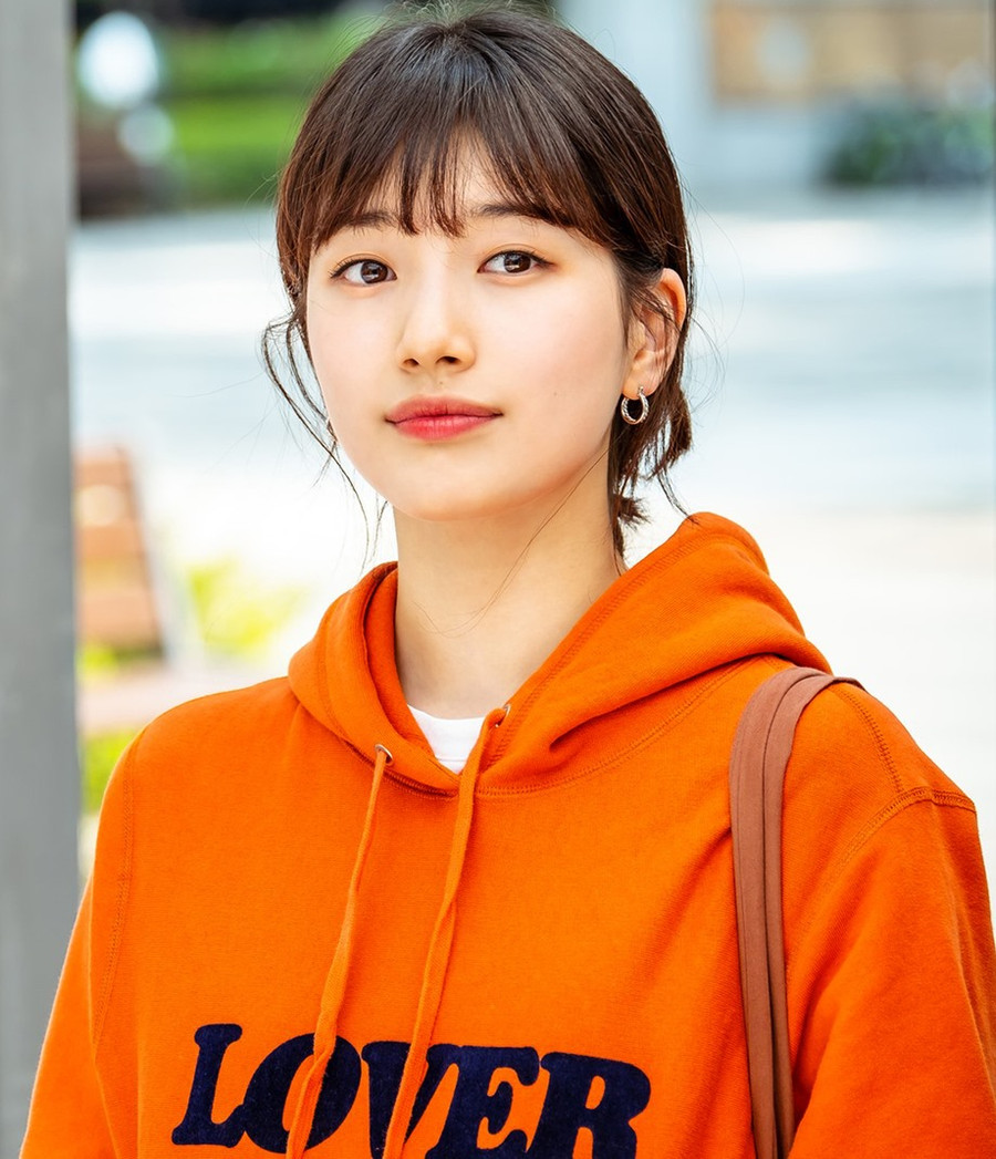 Không chỉ được đánh giá cao về nhan sắc, diễn xuất của Suzy cũng ngày càng được cải thiện. Phim truyền hình “Start-up” do cô đóng chính được khán giả khen ngợi vì khả năng nhập vai vào nhân vật. Sau bộ phim, hiện người hâm mộ rất mong đợi sự ra mắt của “Wonderland” - phim mới do cô đóng chính. Ảnh: Cắt phim.