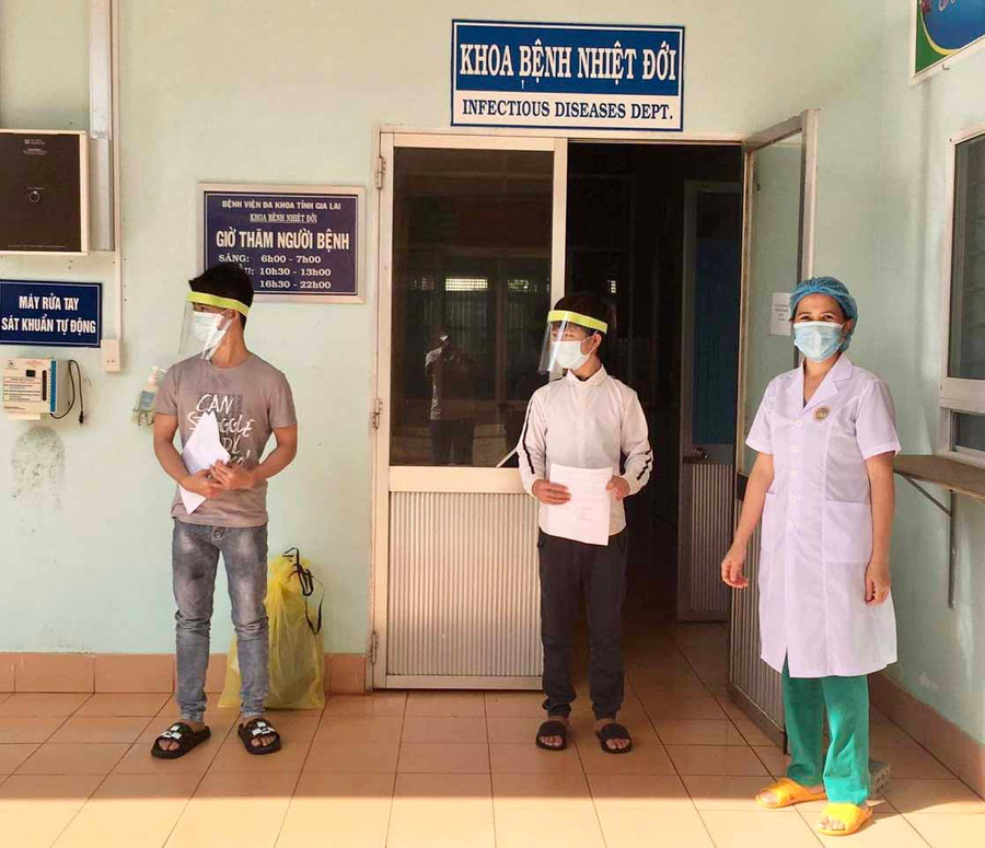  Hai công dân được ra viện chiều 27-7. Ảnh: Như Nguyện